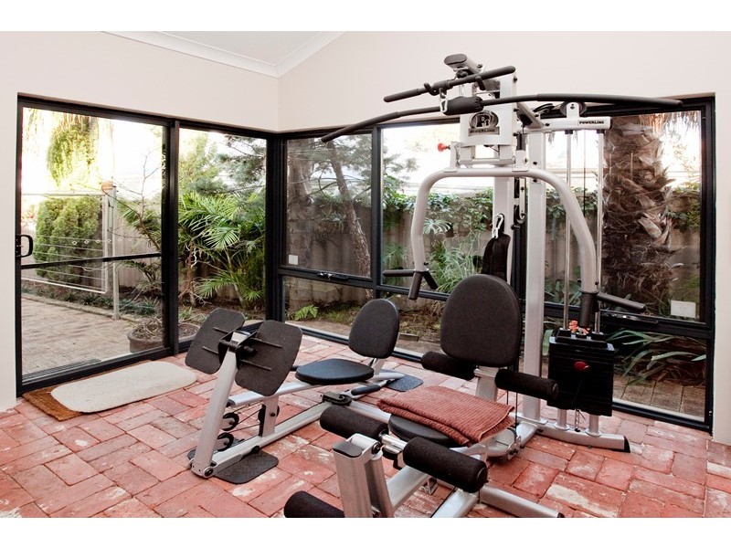 2 Gwelup Street, Karrinyup WA 6018