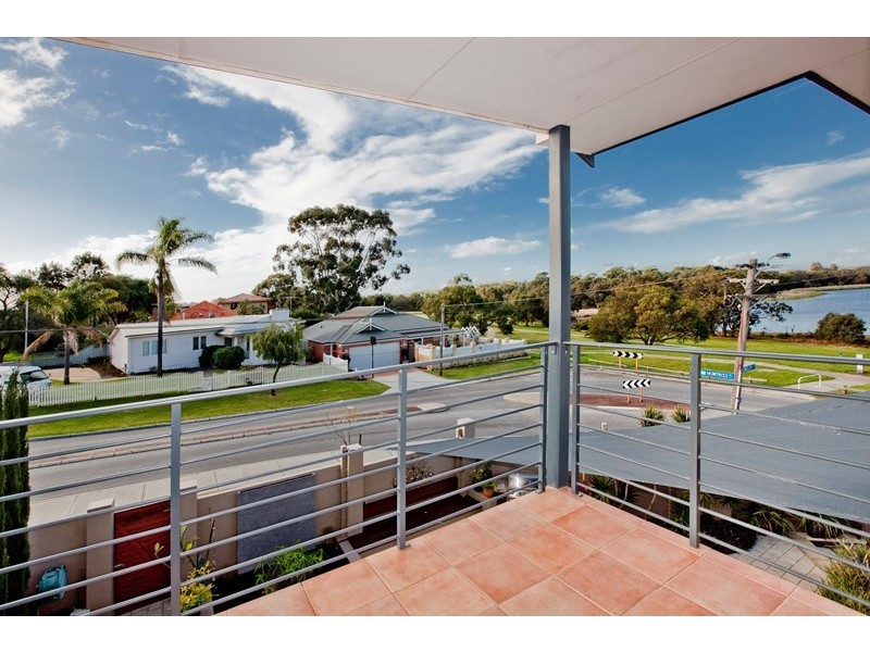 2 Gwelup Street, Karrinyup WA 6018