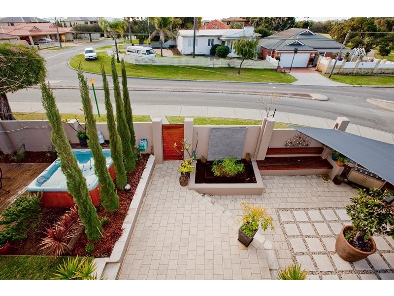 2 Gwelup Street, Karrinyup WA 6018