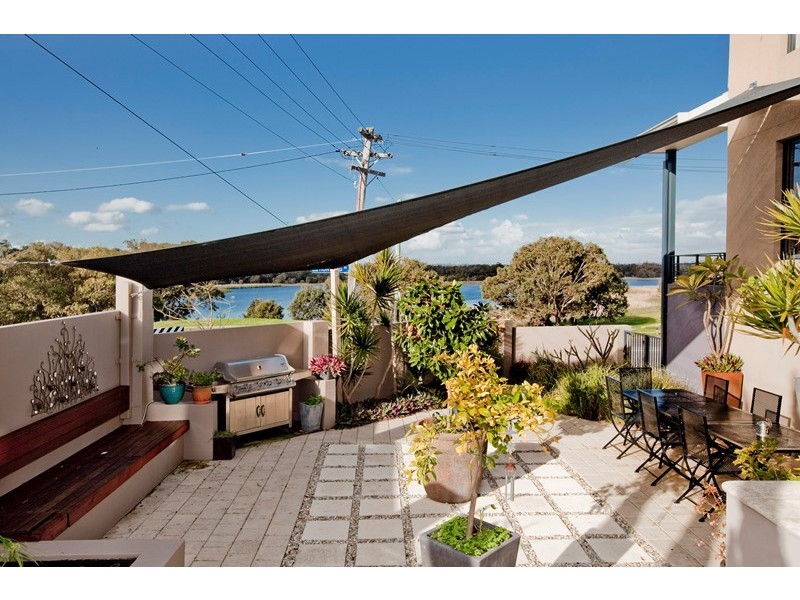 2 Gwelup Street, Karrinyup WA 6018