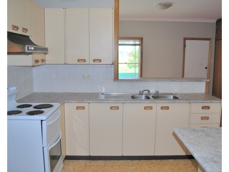 6 Leigh Avenue, Roselands NSW 2196