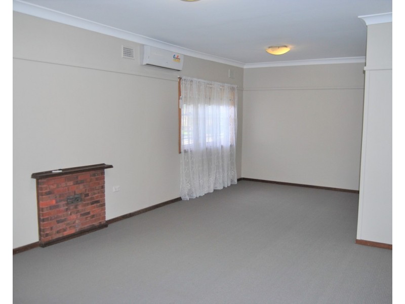 6 Leigh Avenue, Roselands NSW 2196