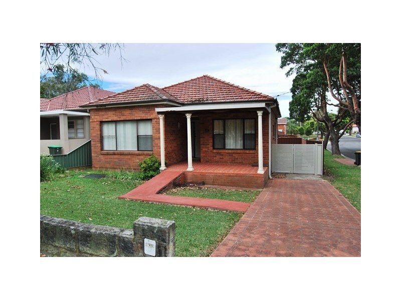 11 Thomas Street, Kingsgrove NSW 2208