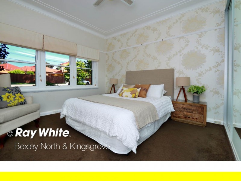 10 New England Dr, Kingsgrove NSW 2208