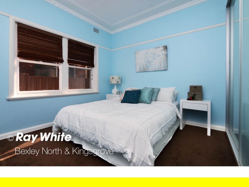 10 New England Dr, Kingsgrove NSW 2208