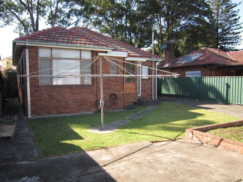 6 New England Drive, Kingsgrove NSW 2208