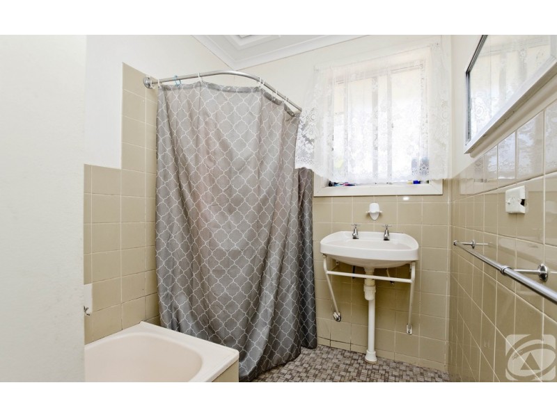 15 Woodlands Road, Elizabeth Downs SA 5113