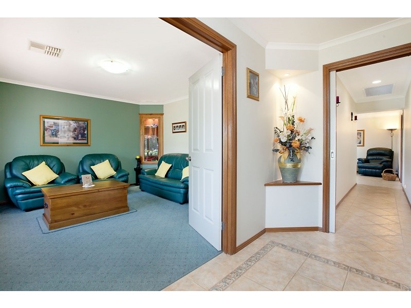 8 Rossiter Drive, Evanston Park SA 5116