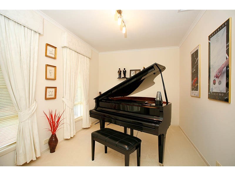 10 Rossiter Drive, Evanston Park SA 5116
