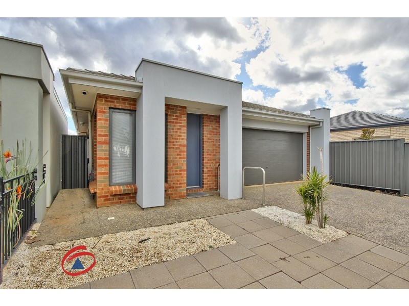 8 East Parkway, Andrews Farm SA 5114