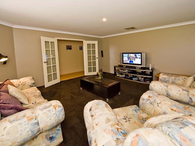 8 Barents Road, Canning Vale WA 6155