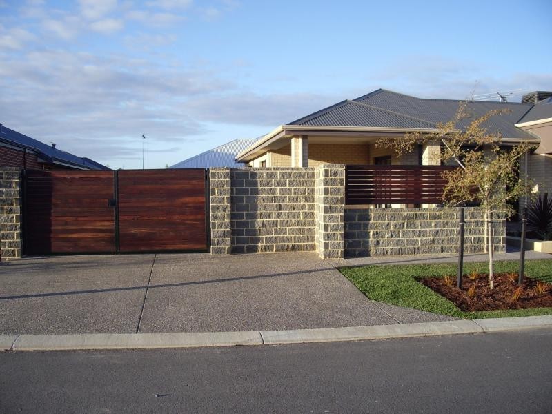 11 Birmingham Parade, Piara Waters WA 6112
