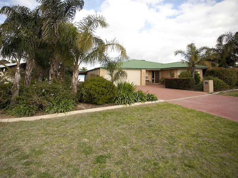 6 Bohemia Grove, Seville Grove WA 6112