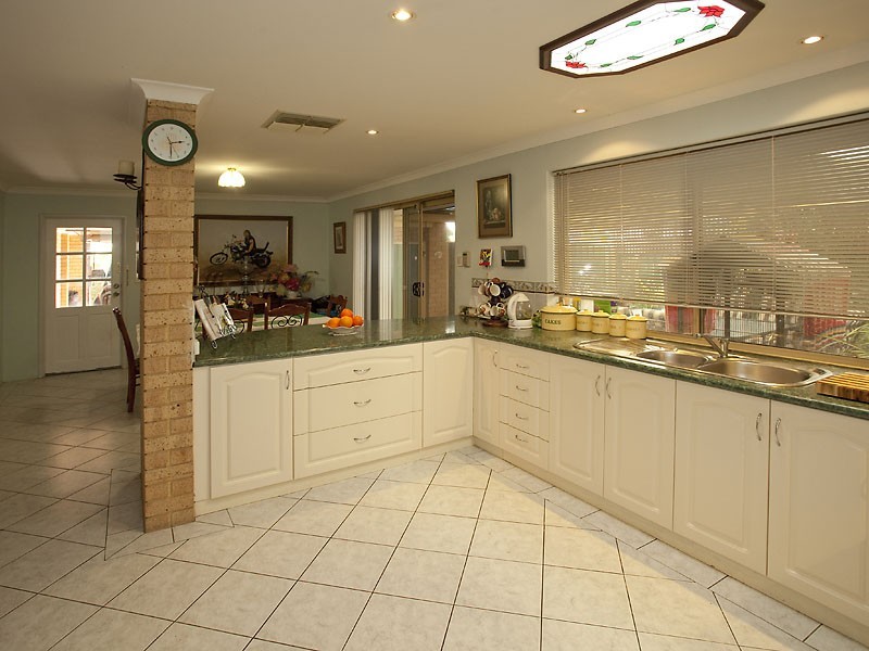6 Bohemia Grove, Seville Grove WA 6112