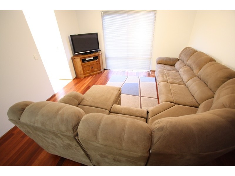 1/2 Ursuline Vista, Queens Park WA 6107