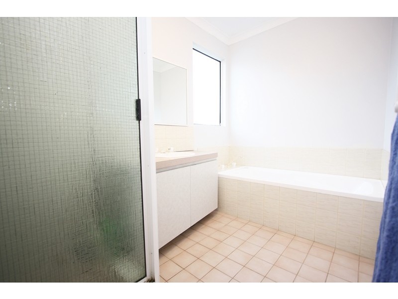 1/2 Ursuline Vista, Queens Park WA 6107