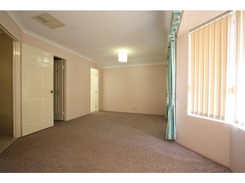 4 Crowlin Gardens, Seville Grove WA 6112