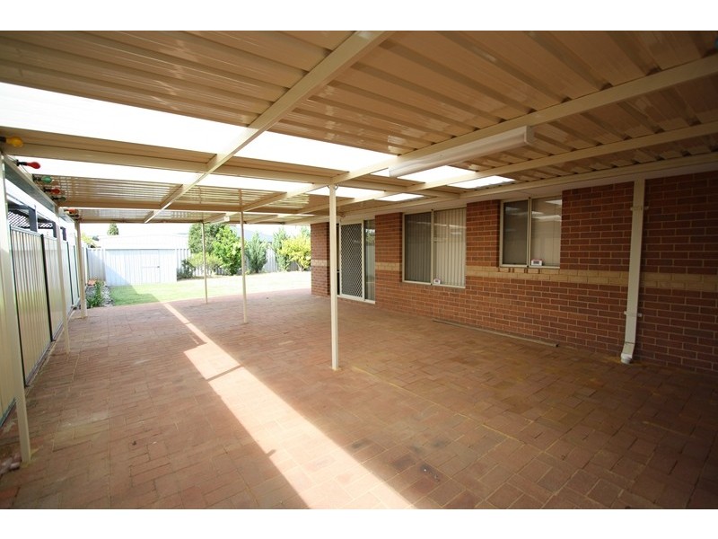 4 Crowlin Gardens, Seville Grove WA 6112