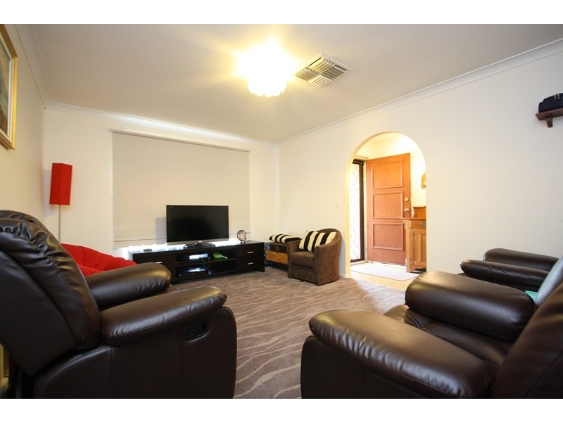 16 Sovereign Place, Forrestfield WA 6058