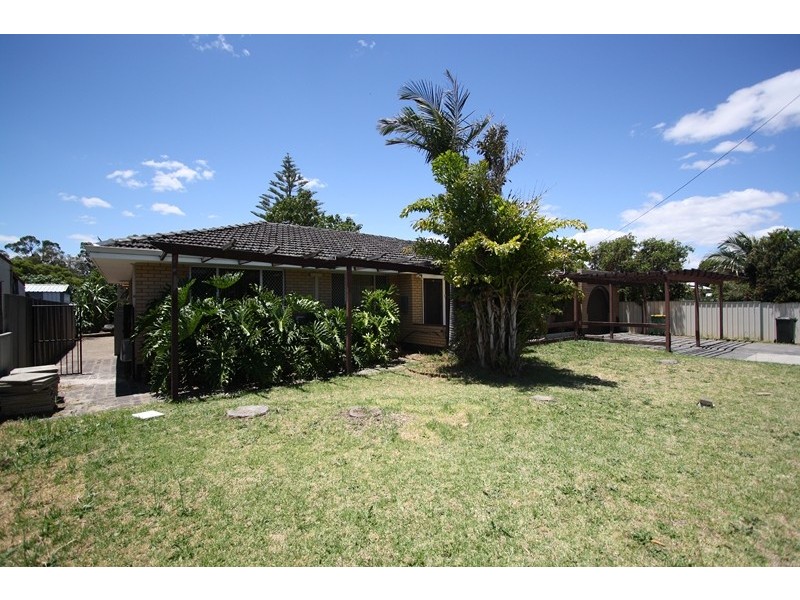 22  Walton Street, Queens Park WA 6107
