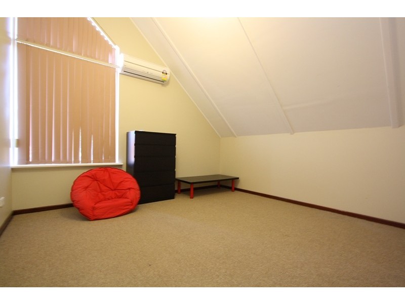 136A Centre Street, Queens Park WA 6107