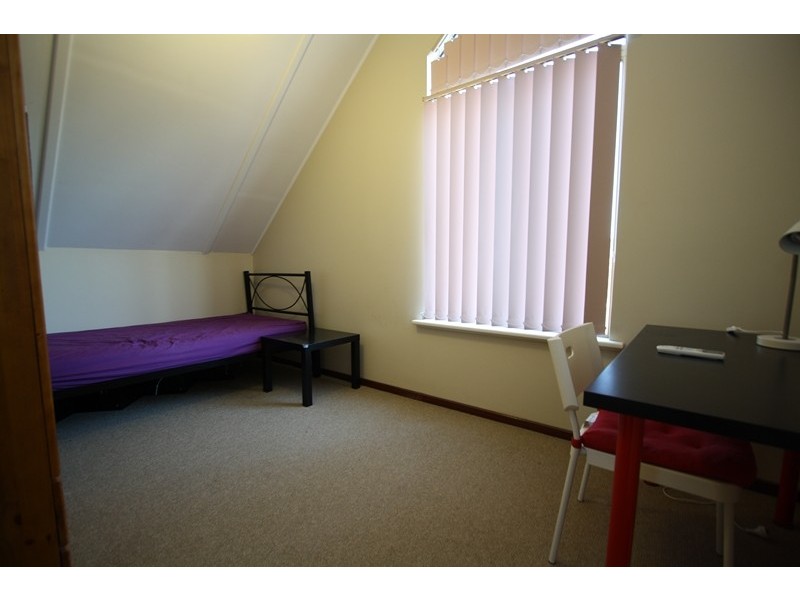 136A Centre Street, Queens Park WA 6107