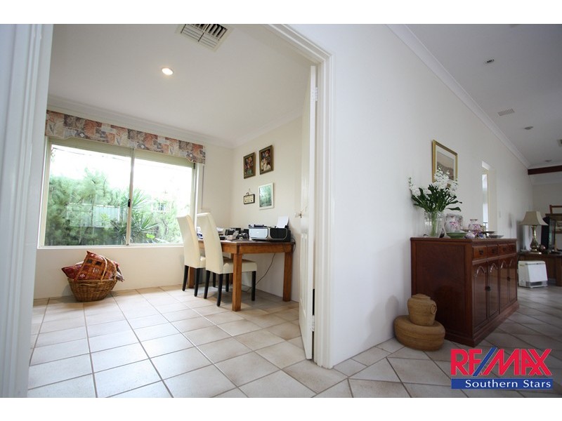 40 Barnsley Street, Queens Park WA 6107