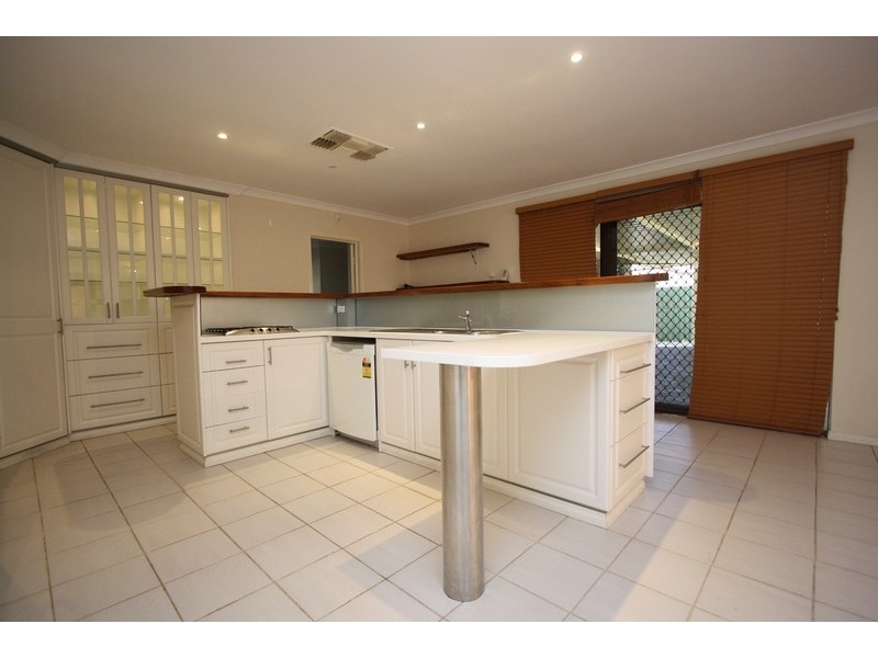 8 Isdell Place, Gosnells WA 6110