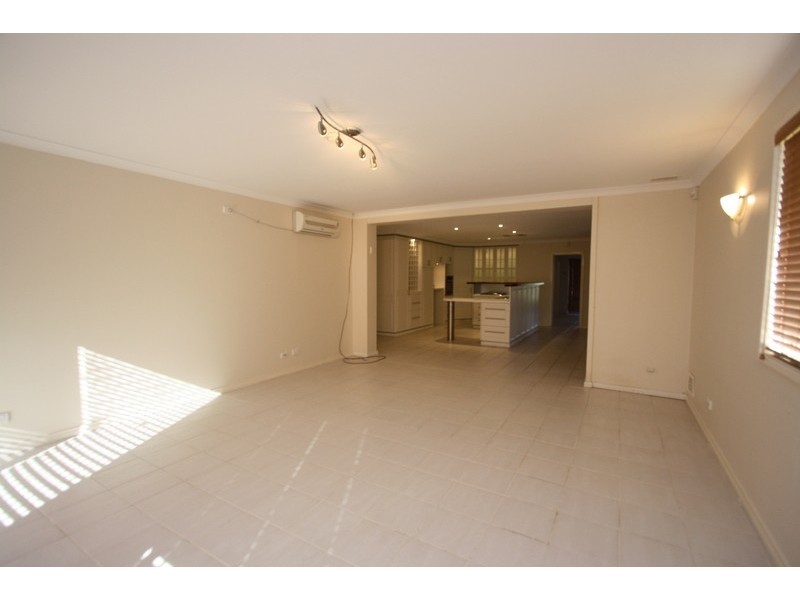 8 Isdell Place, Gosnells WA 6110