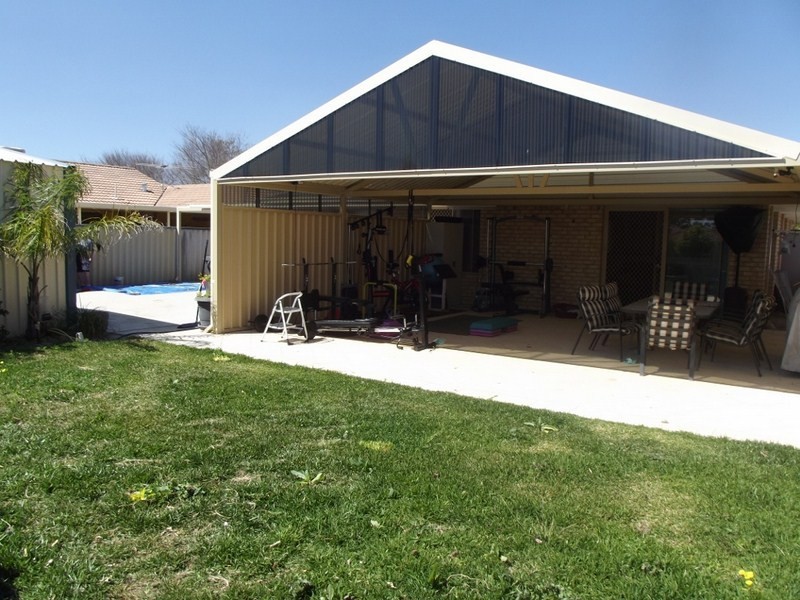 17 Lakewook Cove, Kenwick WA 6107