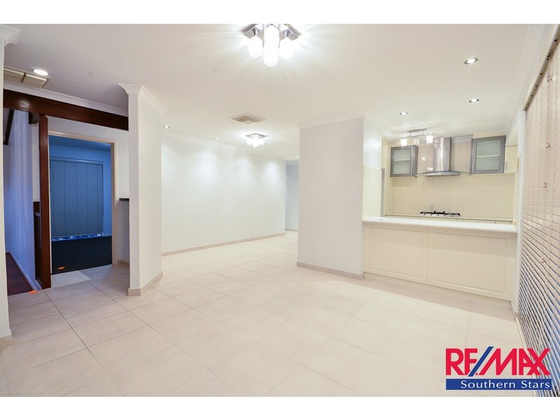 5 Mary Mackillop Glen, Queens Park WA 6107