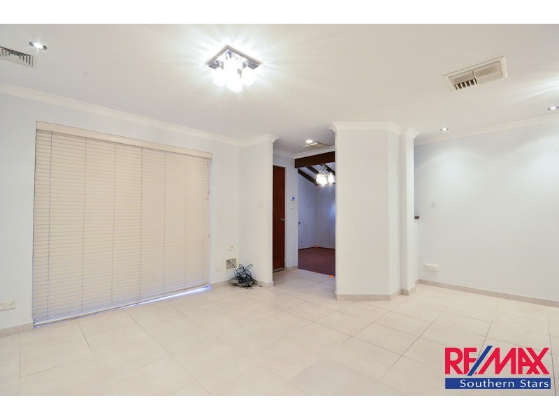 5 Mary Mackillop Glen, Queens Park WA 6107