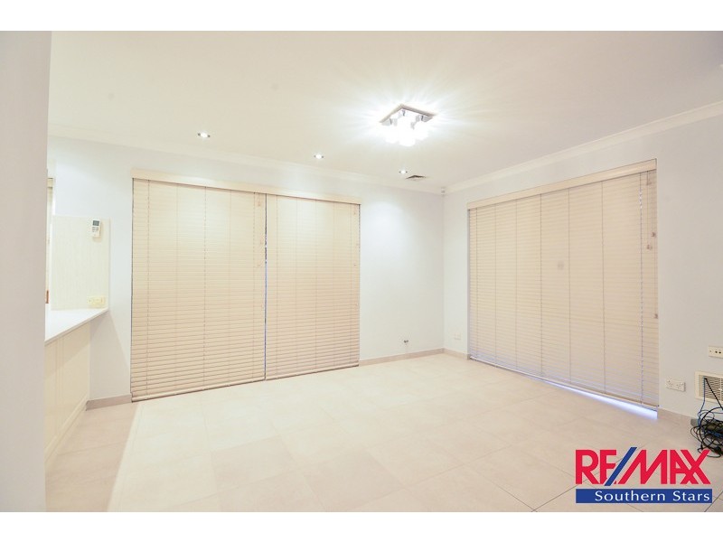 5 Mary Mackillop Glen, Queens Park WA 6107