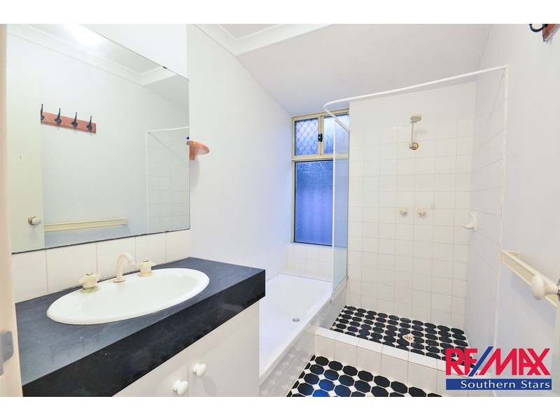 5 Mary Mackillop Glen, Queens Park WA 6107