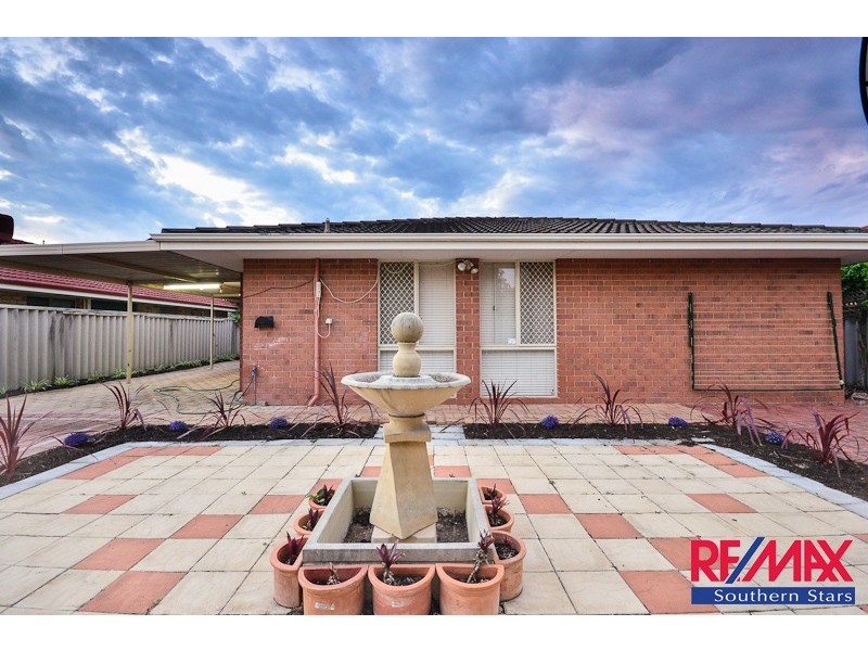 5 Mary Mackillop Glen, Queens Park WA 6107