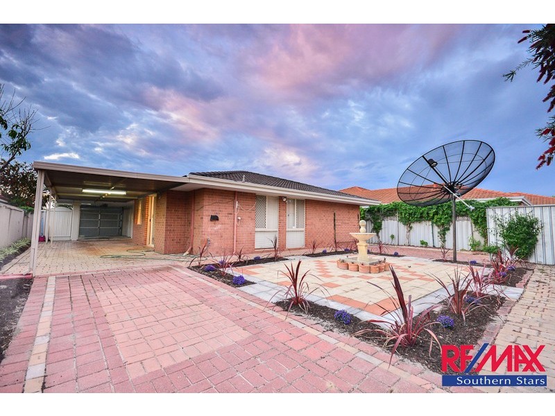 5 Mary Mackillop Glen, Queens Park WA 6107