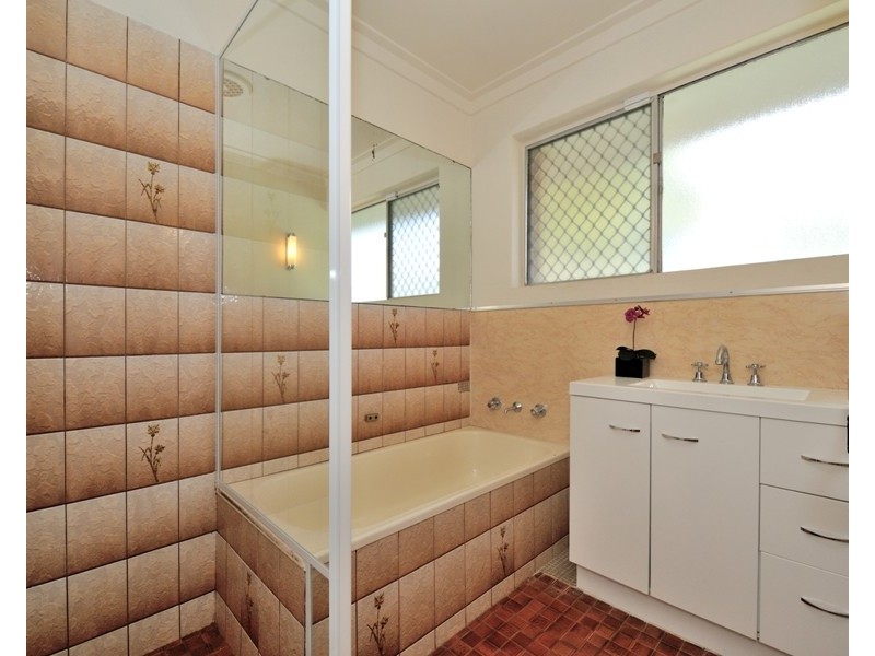 19 Hughenden Drv, Thornlie WA 6108