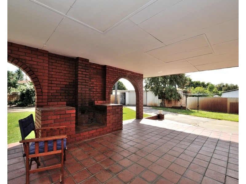 19 Hughenden Drv, Thornlie WA 6108