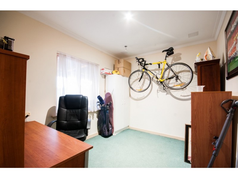 39 Centre Street, Queens Park WA 6107