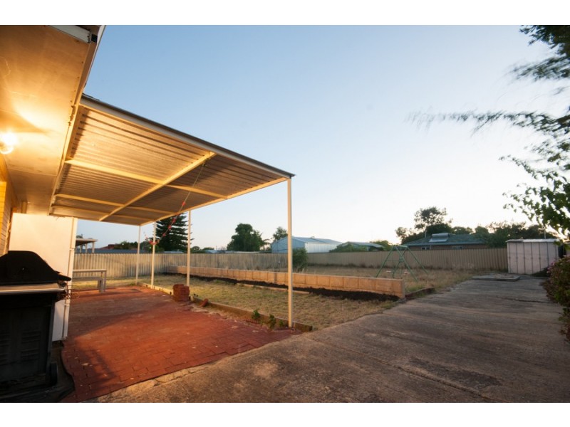 39 Centre Street, Queens Park WA 6107