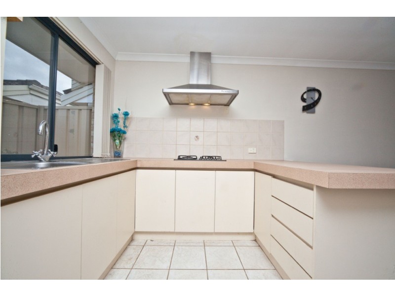 1/11 Norbertine Close, Queens Park WA 6107