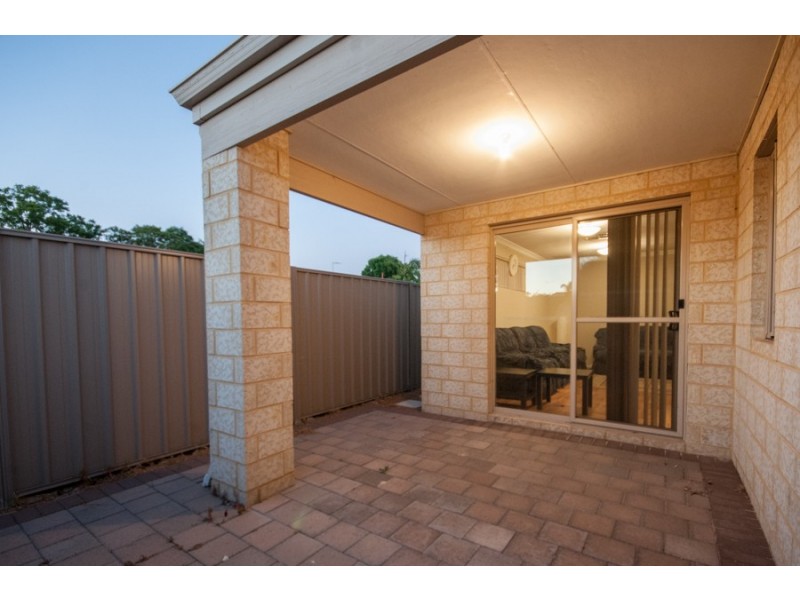 32a Barnsley Street, Queens Park WA 6107