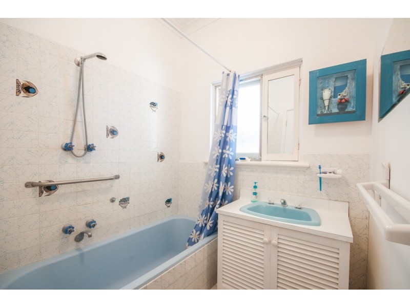 5 Berehaven Ave, Thornlie WA 6108