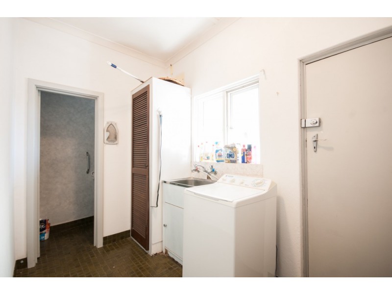 5 Berehaven Ave, Thornlie WA 6108