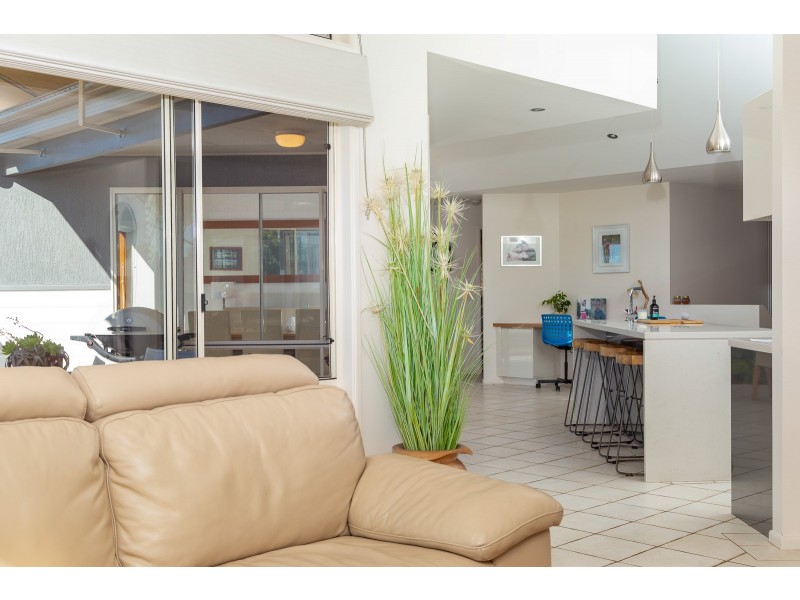 18 Hilltop Crescent, Surf Beach NSW 2536