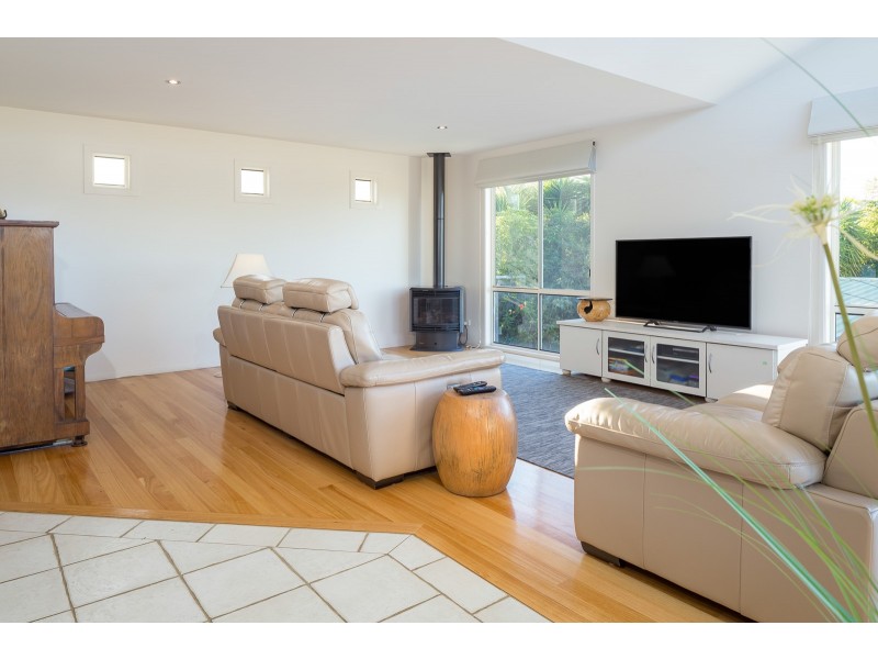 18 Hilltop Crescent, Surf Beach NSW 2536