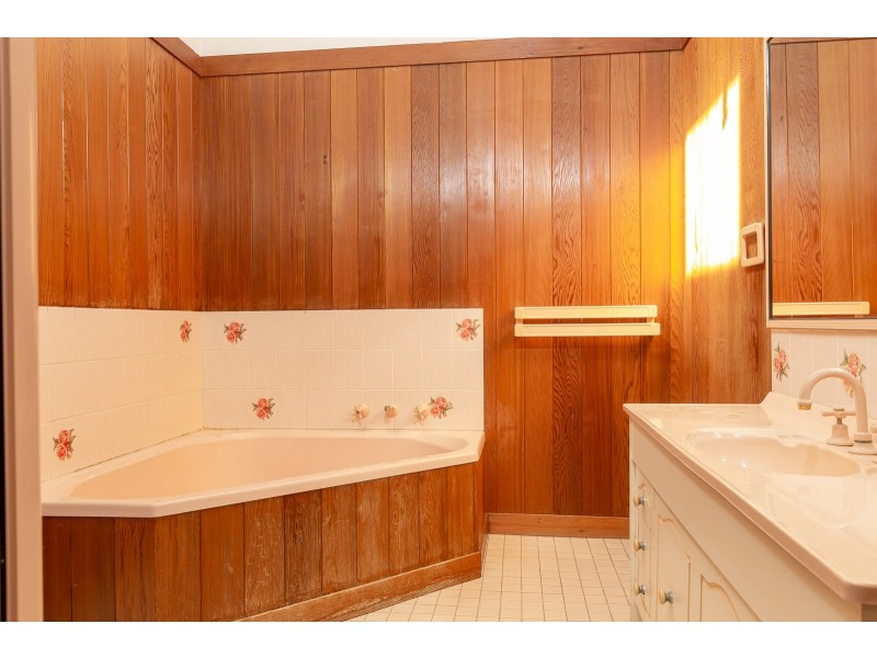 24 Thomas Mitchell Crescent, Sunshine Bay NSW 2536