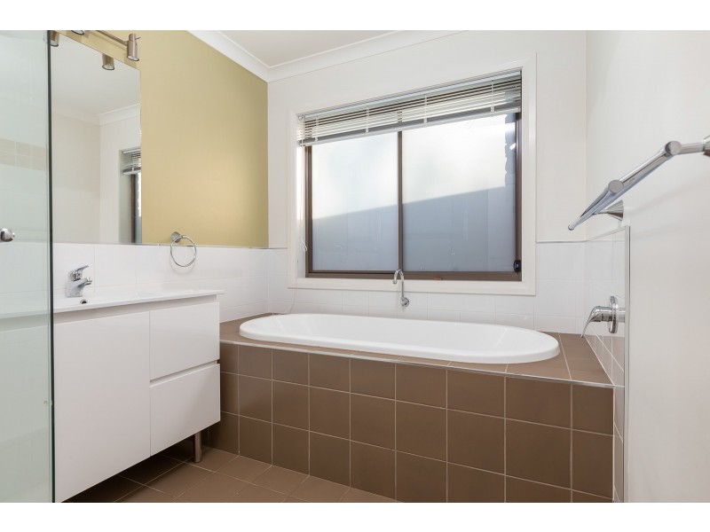 19 Canning Crescent, Sunshine Bay NSW 2536