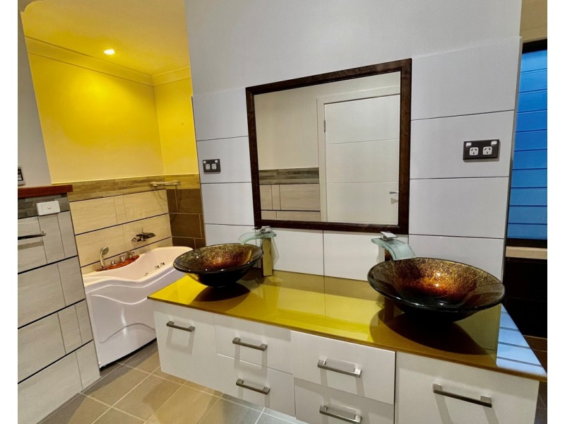 2 FREYCINET DRIVE, Sunshine Bay NSW 2536