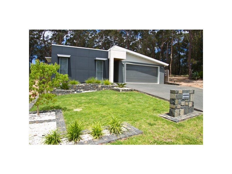 8 Hunter Place, Sunshine Bay NSW 2536